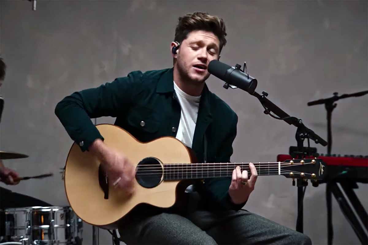 Niall Horan bermain gitar saat perform